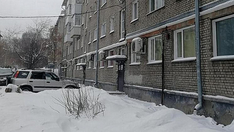 В Новосибирске сотрудницу УК осудили за упавшую с крыши на мальчика глыбу льда