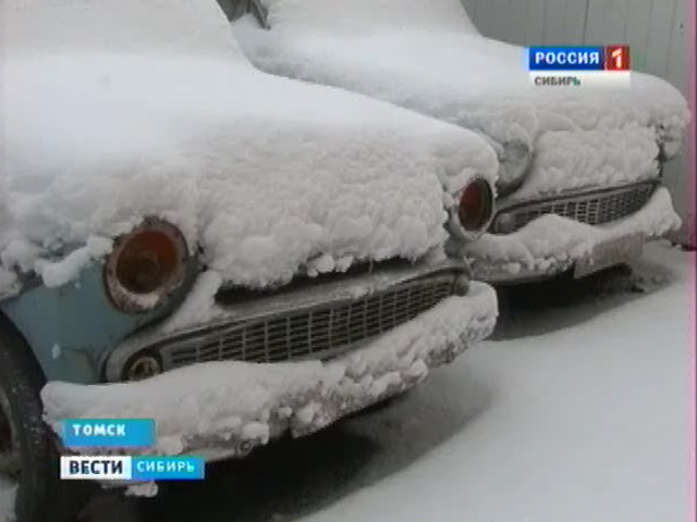 Жители одного из домов в Томске жалуются на припаркованные во дворе ретро-автомобили