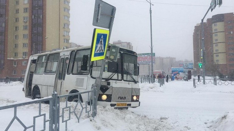 Под Новосибирском пассажирский автобус снёс светофор