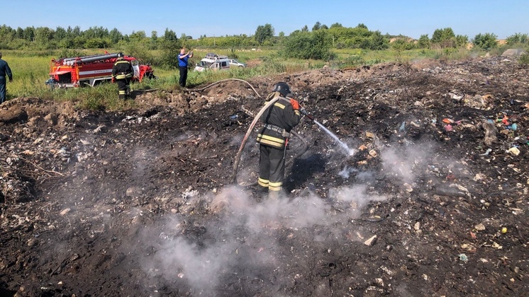 В Новосибирске несанкционированная свалка мусора загорелась на улице Малыгина