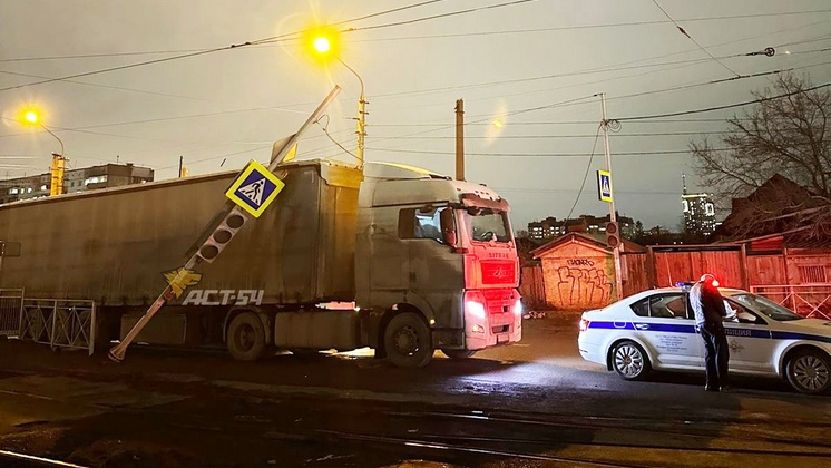 В Новосибирске новый светофор упал на проезжающий мимо грузовик