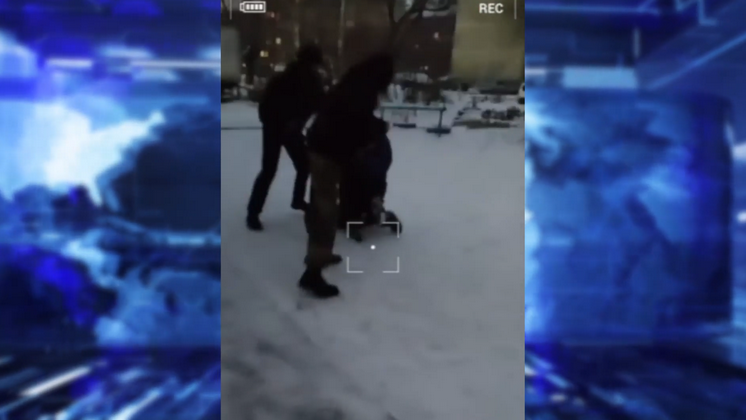 В Новосибирске двое подростков запинали и избили палкой дворника