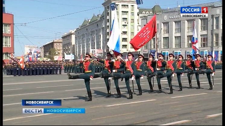 Тысячи новосибирцев посмотрели Парад Победы на площади Ленина