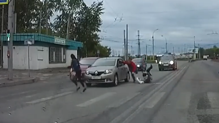 В конфликте на улице Новосибирска водитель применил нож и травмировал пешеходов