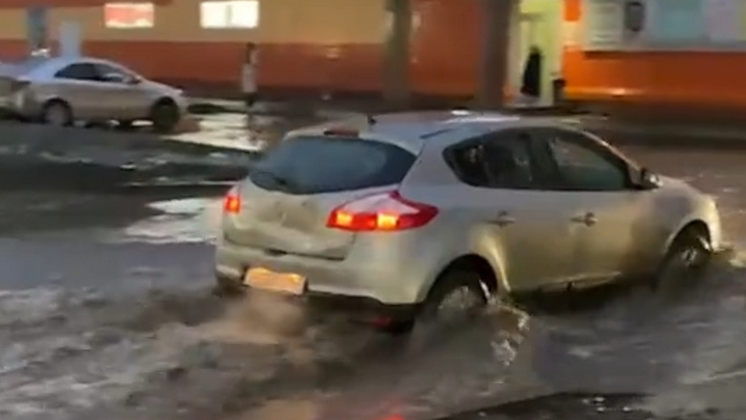 Жители Дивногорского жилмассива в Новосибирске страдают от затопления дорог