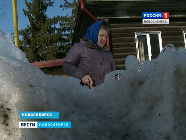 Коммунальщики завалили снегом двор новосибирской пенсионерки