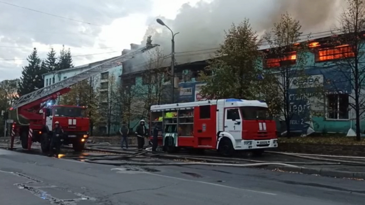 Подъезд заброшенного здания рухнул во время пожара в Новосибирске  