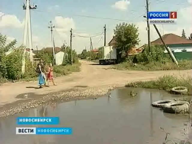 На одной из улиц Новосибирска с прошлого года не устраняют коммунальную аварию