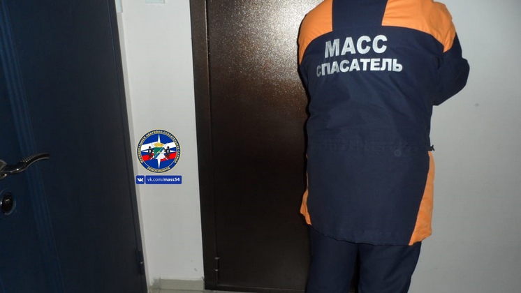 Тело 24-летнего новосибирца нашли в запертой квартире в Ленинском районе