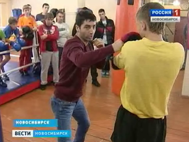 Михаил Алоян поделился секретами мастерства с молодыми боксерами