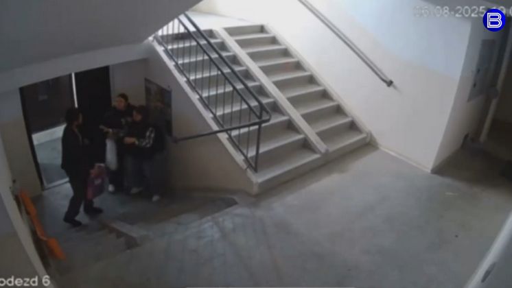 В Бердске курьер маркетплейса избил женщину и её дочь-подростка в подъезде