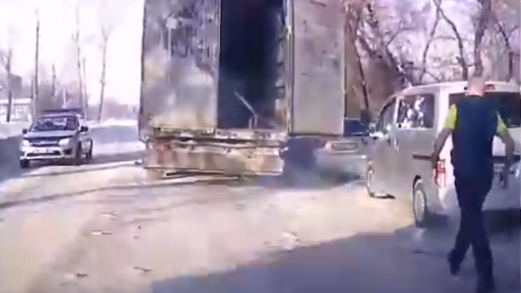 На дороге в Новосибирске открытая дверь фуры разбила зеркала машин 