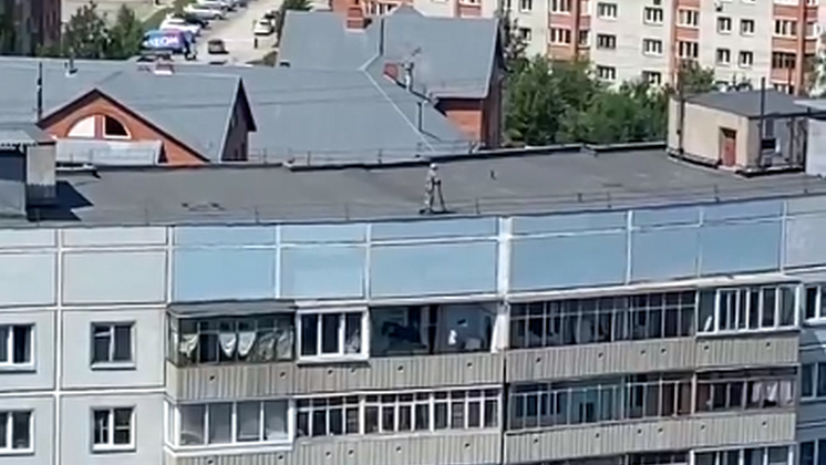 Новосибирцев удивил человек, катающийся по крыше дома на самокате