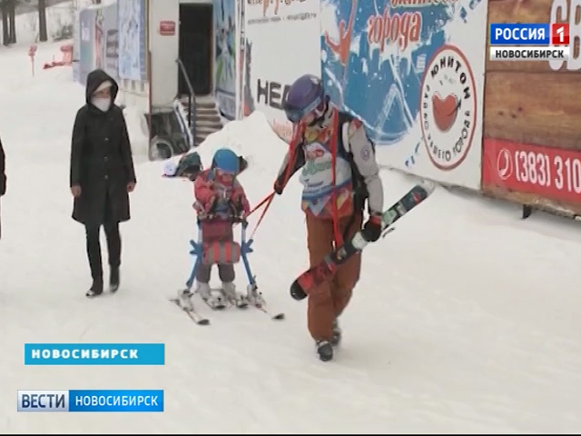 Новосибирских детей-инвалидов учат кататься на горных лыжах