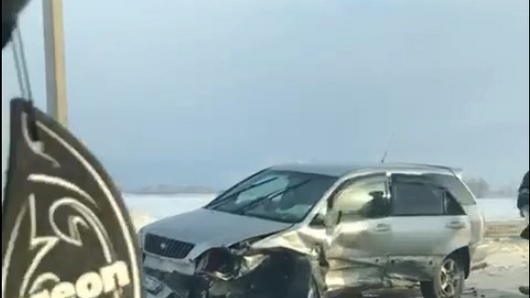В Новосибирской области водитель выехал на встречку и врезался в иномарку