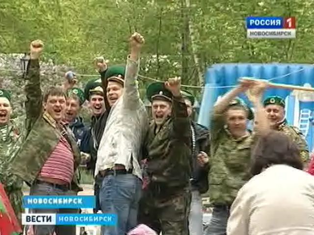 Новосибирские пограничники отмечают профессиональный праздник в Центральном парке