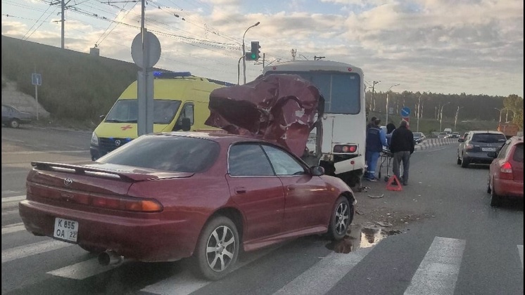 В Новосибирске на Бердском шоссе иномарка врезалась в автобус ПАЗ