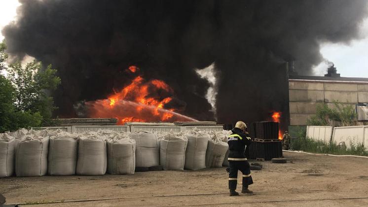 На территории новосибирского завода локализовали пожар