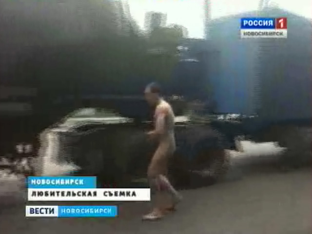 В Кировском районе голый мужчина бегал по проезжей части и бросался на автомобили