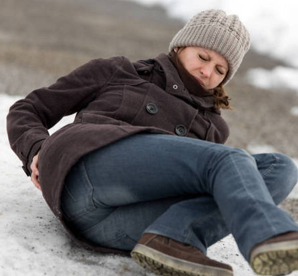 Девушка поскользнулась и ударилась об лед