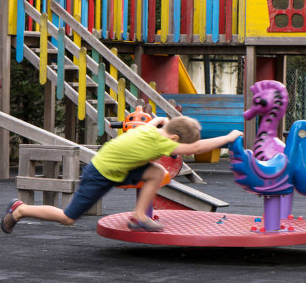 Ребенок крутится на карусели