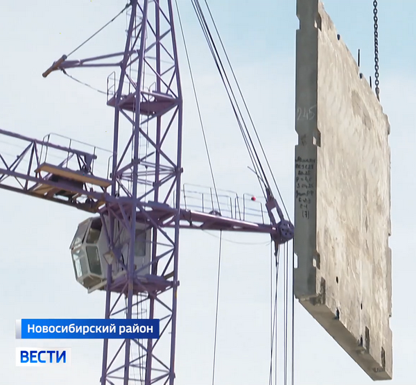 Кран поднимает плиту