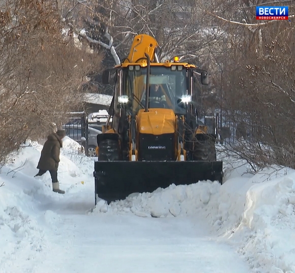 Трактор убирает снег