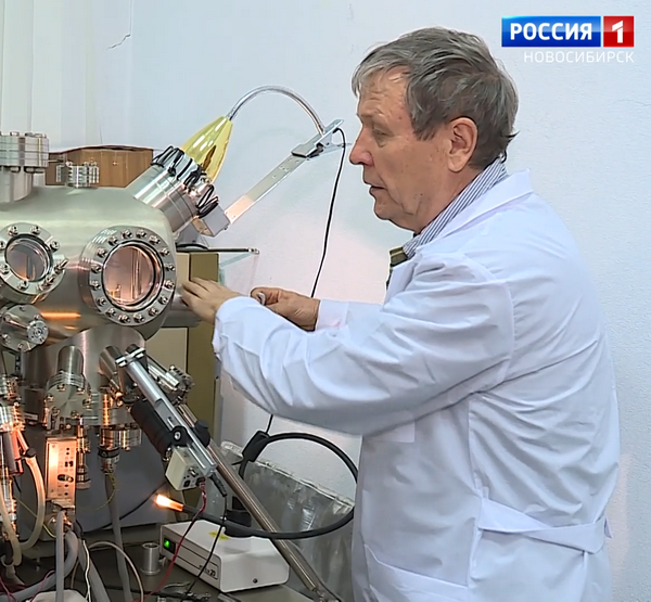 Учёный около научного прибора