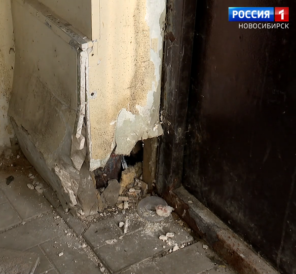 Обвалилась штукатурка в подъезде дома