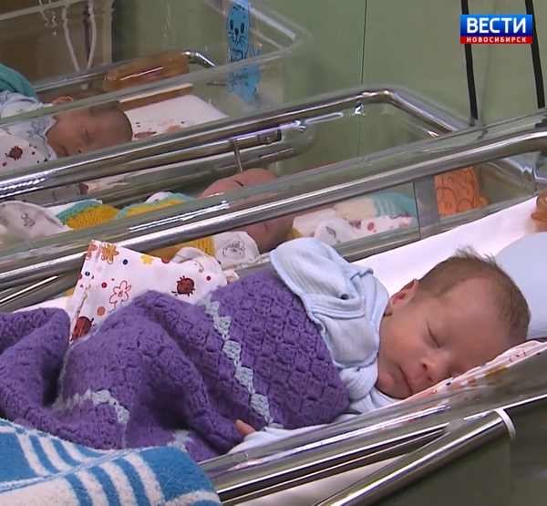 Близнецы спят в палате