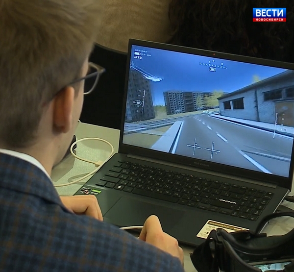 Школьник у экрана компьютера