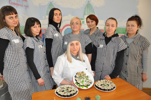 В Новосибирске осуждённых женщин научили готовить роллы