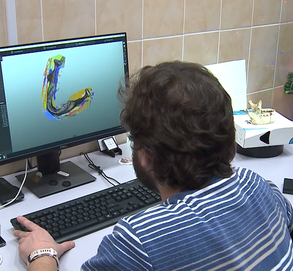 Учёный сидит у компьютера Учёный сидит у компьютера