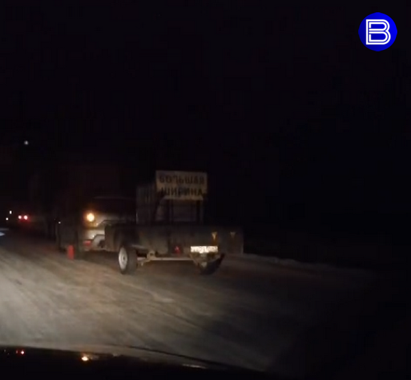 Автомобиль, который сопровождает большегрузы