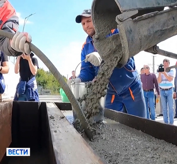 Рабочие разгружают готовый цемент