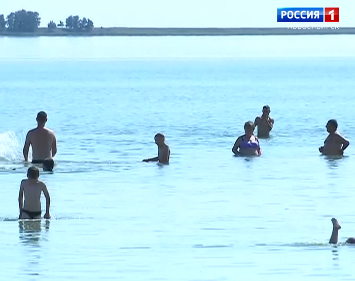 Туристы купаются в озере