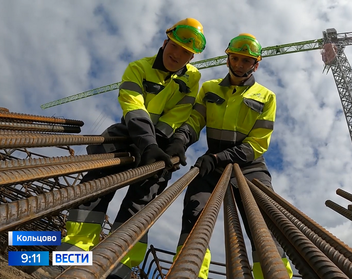 Студенты устанавливают арматуру Студенты устанавливают арматуру