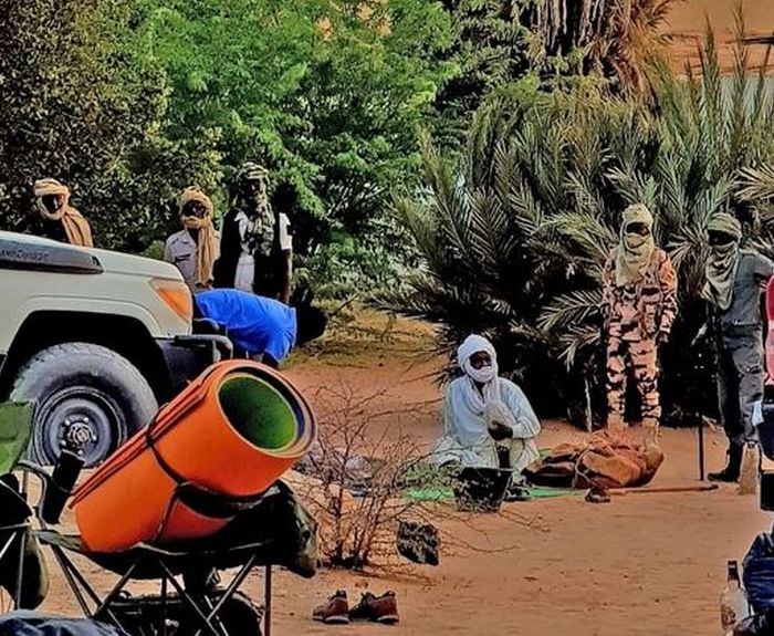 Военные в лагере экспедиции Военные в лагере экспедиции