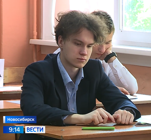 Школьник сидит за партой на ЕГЭ