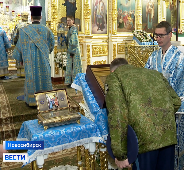 Прихожане целуют святыни Прихожане целуют святыни