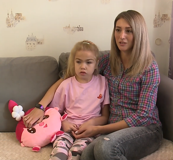 Ульяна сидит с мамой на диване