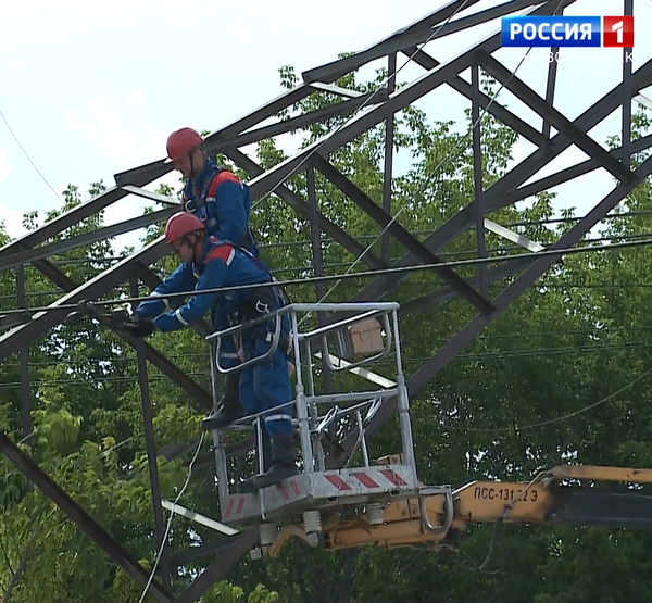 Бригада ремонтников на упавшей опоре ЛЭП