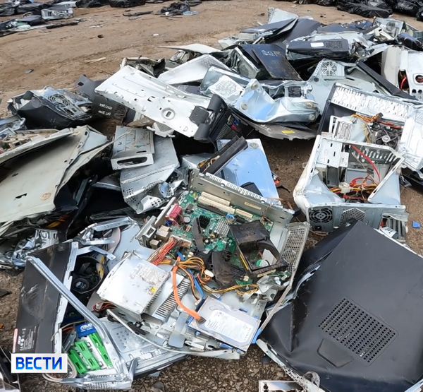 Сломанные компьютеры казино на земле