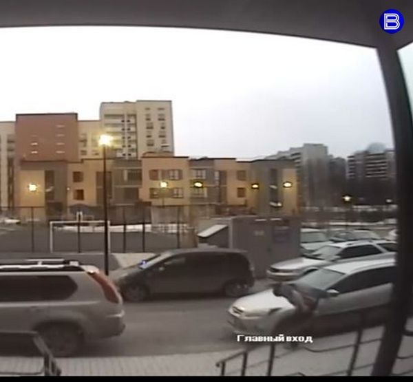 Неизвестный протыкает колеса еще одному автомобилю