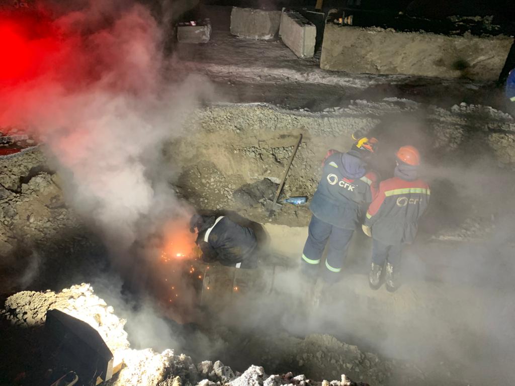 Теплотрасса в якутске зимой прорвало. Прорыв трубы. Прорвало отопление в назарово. Фото эвакуации людей в пункт обогрева с домов без тепла зимой. Слюдянка прорыв теплотрассы.