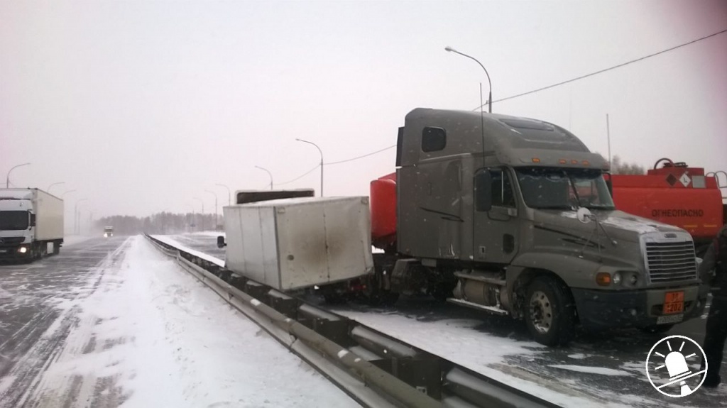 Бензовоз ДТП Новосибирск. Авария бензовозов ВПТ зимой на севере. Туношна авария с бензовозом