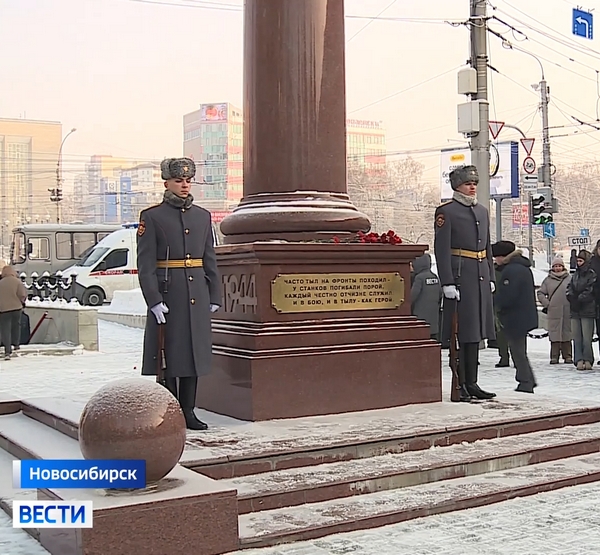 Почётный караул у стелы на Аллее блокадников