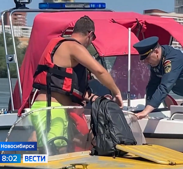 Инспектор проверяет водителя судна