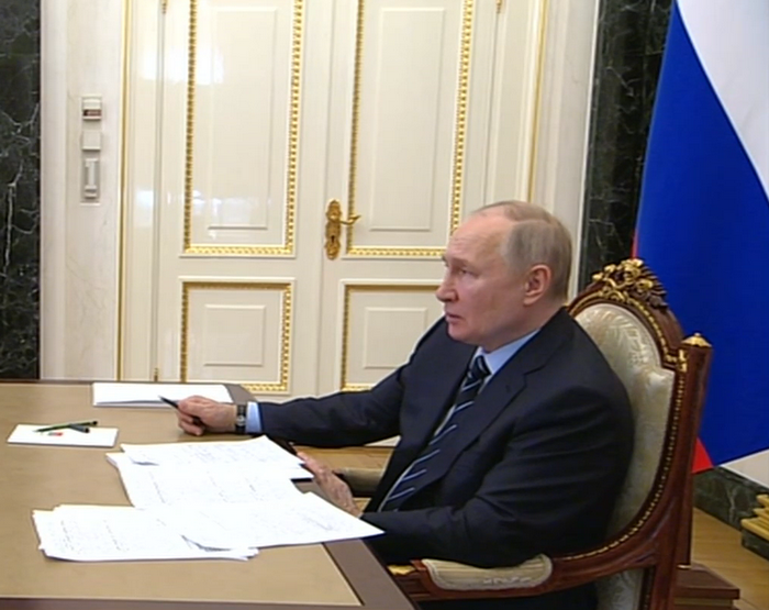 Владимир Путин слушает Андрея Травникова