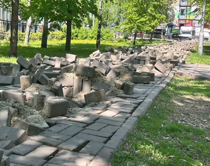 В Новосибирске рабочие уронили скульптуру в форме сердца в Первомайском сквере